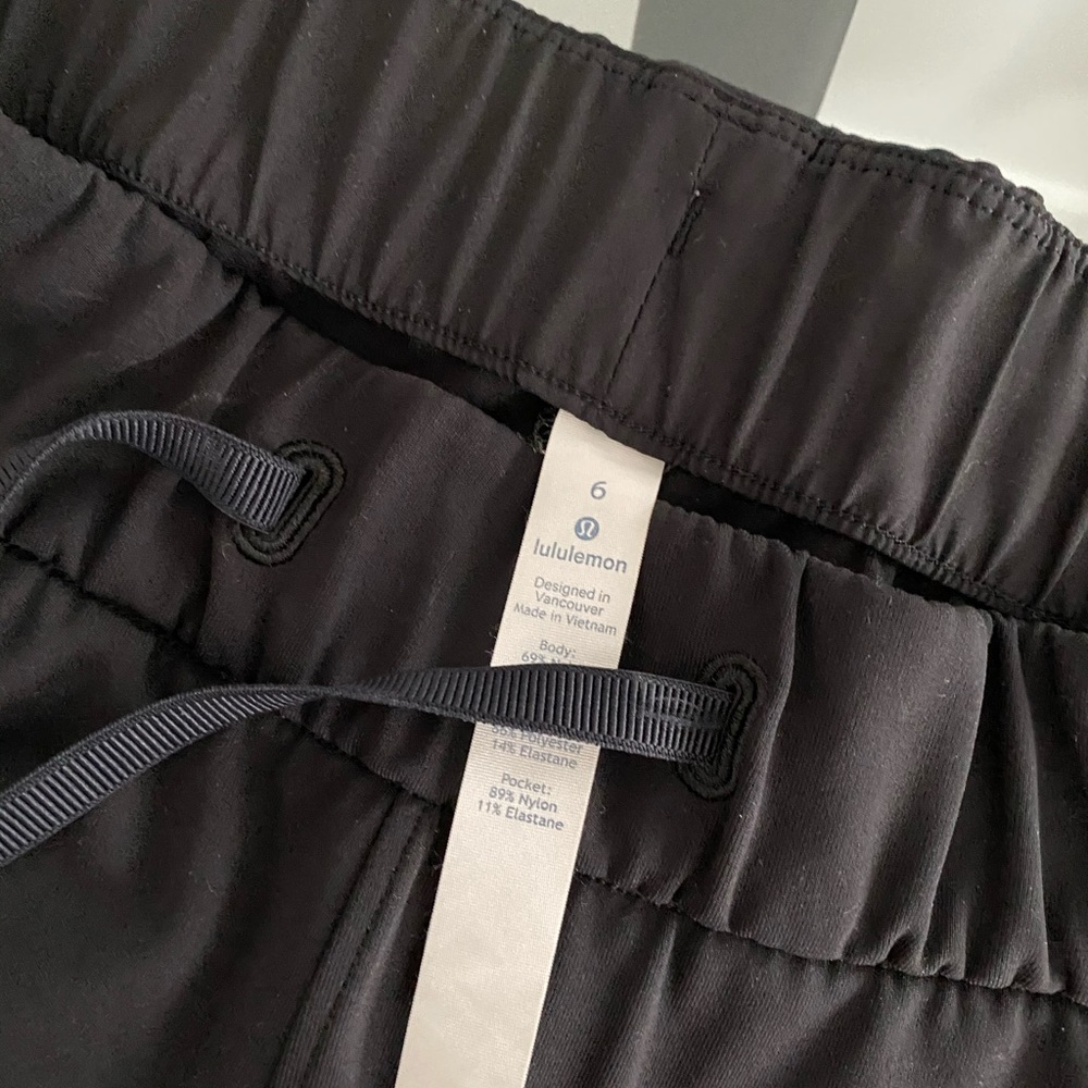 Lululemon cropped travel pant